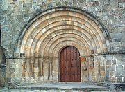 Portada de la Colegiata de Castañeda, Cantabria.