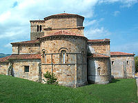 Exterior de la Colegiata de Santa Cruz en Castañeda, en Cantabria.